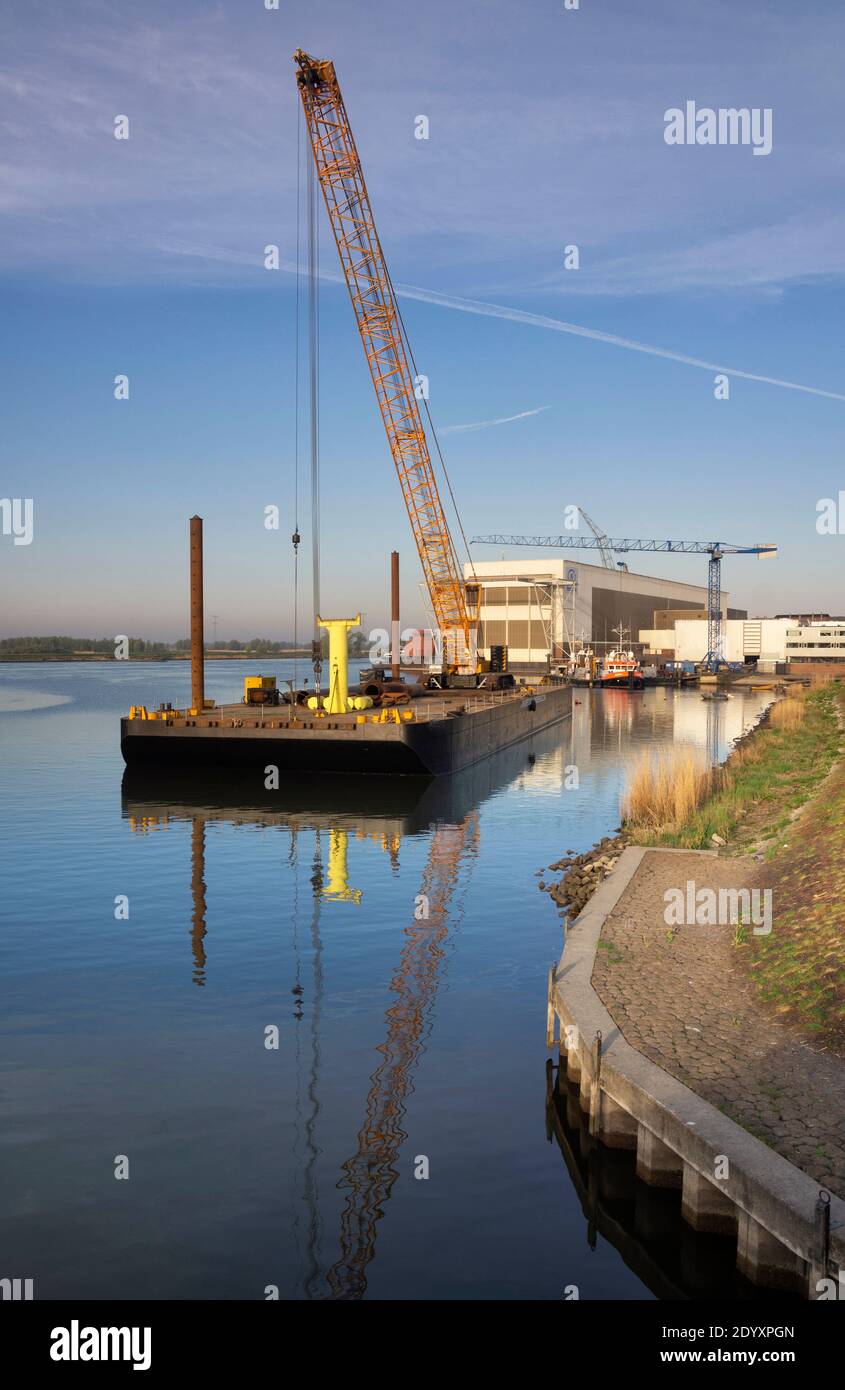 Grúa flotante en un río Foto de stock