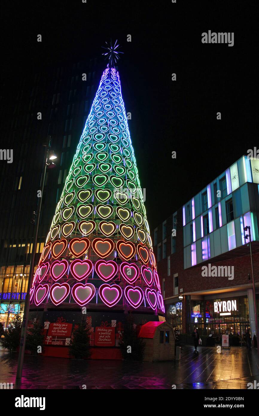 Amor corazones Iluminación árbol de Navidad - Bar Hutte, Liverpool One Shopping Center Foto de stock