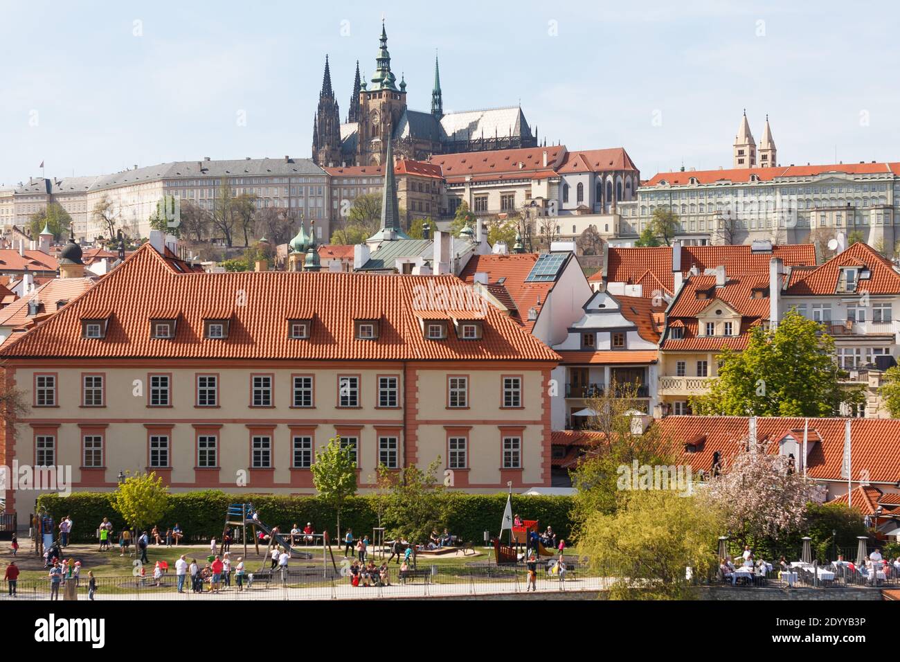 Vista panorámica de la Catedral de San Vito y el Castillo de Praga en el centro histórico, República Checa Foto de stock