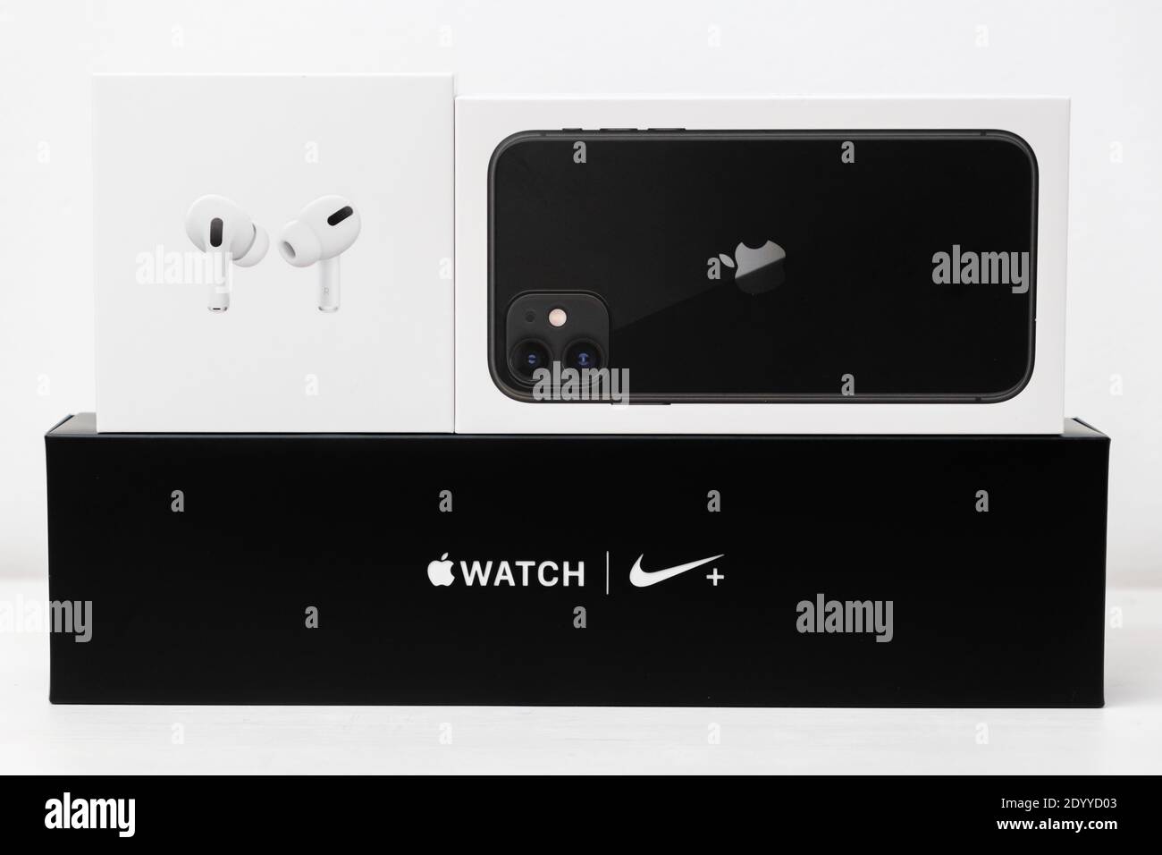Airpods, iPhone 11 negro, y Apple ver las cajas Nike plus aisladas sobre el  fondo blanco, diciembre de 2020, San Francisco, EE.UU Fotografía de stock -  Alamy