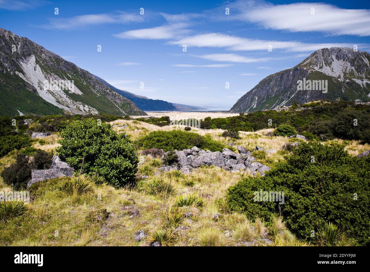 Una vista del paisaje del valle Hooker en el Parque Nacional Mt Cook, Nueva Zelanda, durante un soleado día de verano. Foto de stock