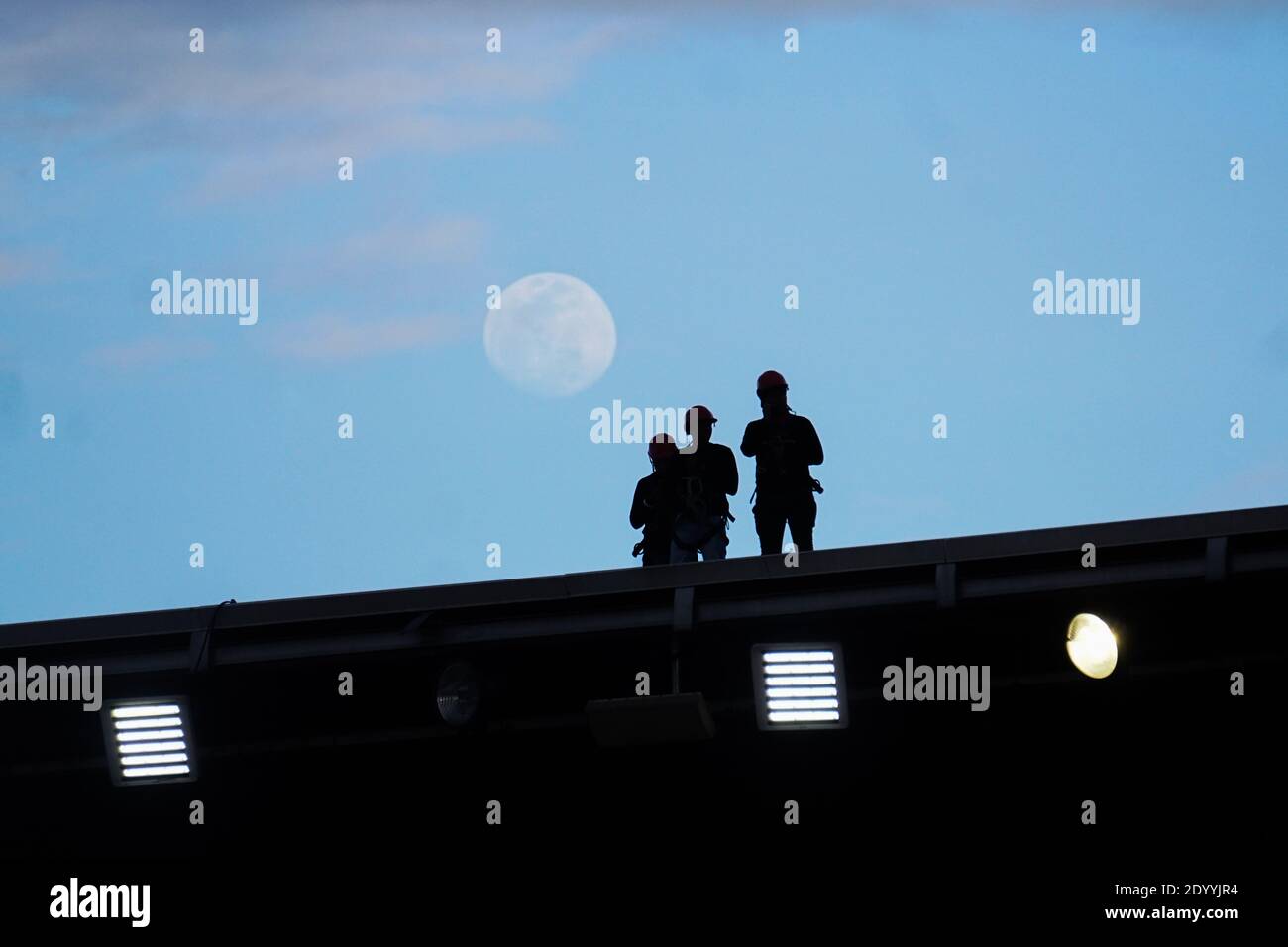 La gente ve la luna llena en Bogotá Foto de stock
