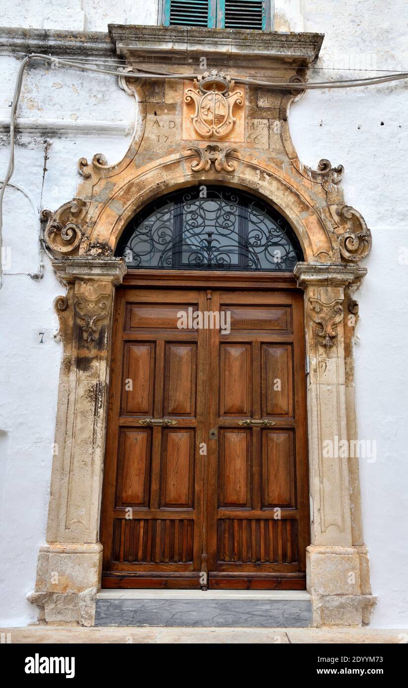 portal en el pueblo de ostuni Italia Foto de stock