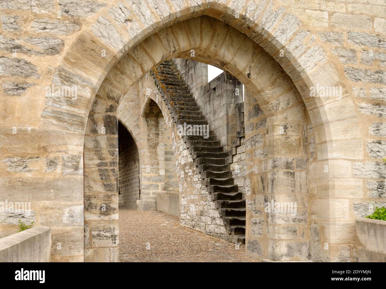 Arch en el medieval puente Pont Valentre en Cahors, Francia Foto de stock