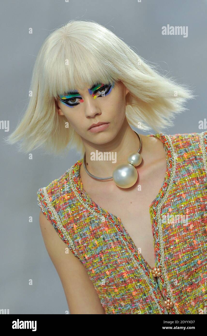 Un modelo muestra una creación del diseñador Karl Lagerfeld para Chanel  Spring-Summer 2014 Ready-to-Wear Collection show celebrada en el Grand  Palais de París, Francia, el 1 de octubre de 2013. Foto de