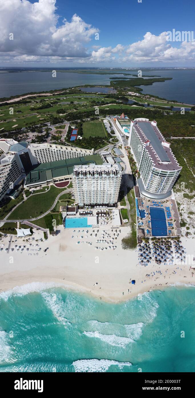 Playa de Cancún y selección de Iberostar Cancún Resort, Seadust Cancun Family Resort vista aérea, Cancún, Quintana Roo QR, México. Foto de stock