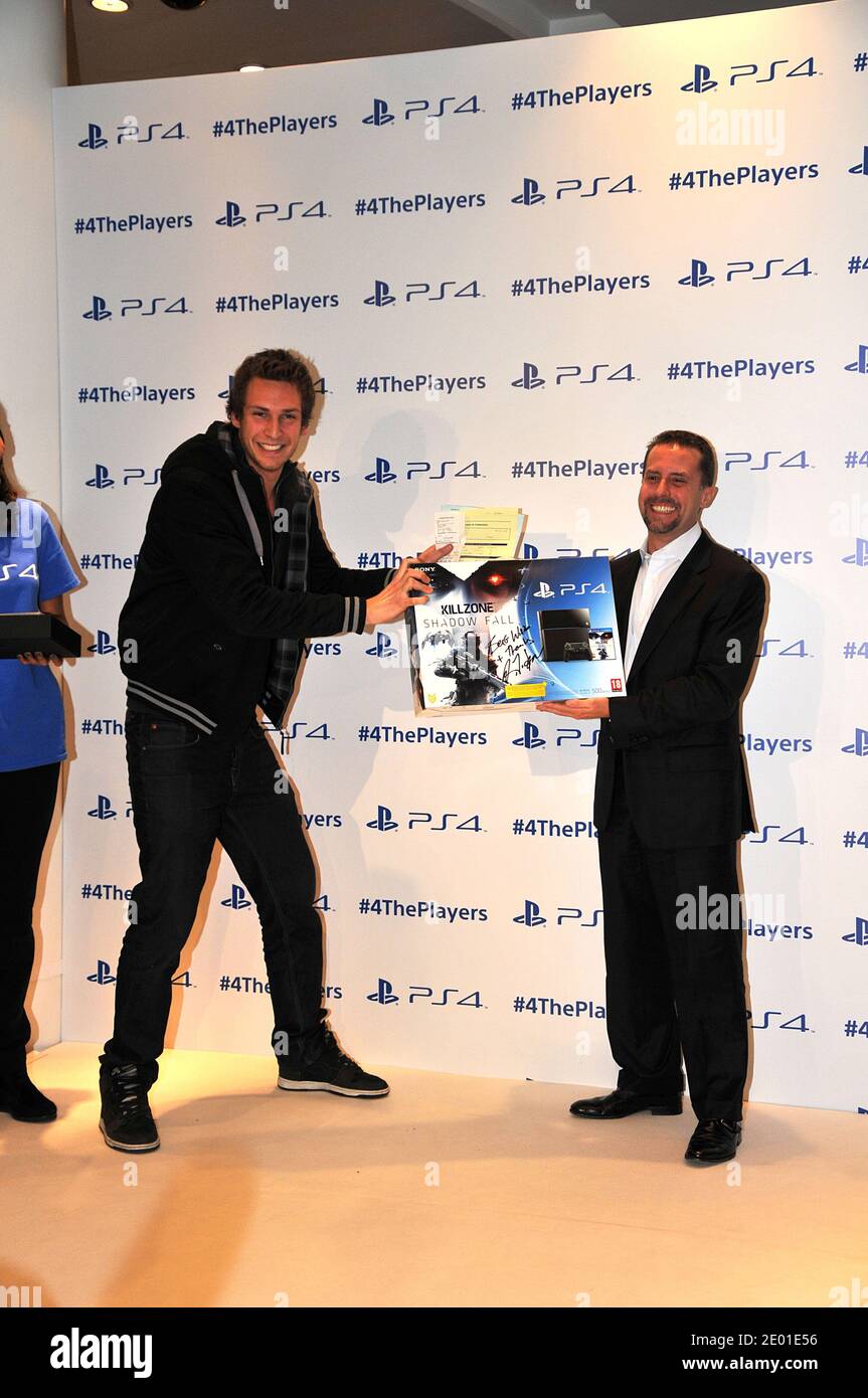 Andrew House, director ejecutivo de Sony Computer Entertainment, con el  primer comprador en el lanzamiento en Francia de la nueva Sony PlayStation  4 en la tienda insignia de Sony en París, Francia,