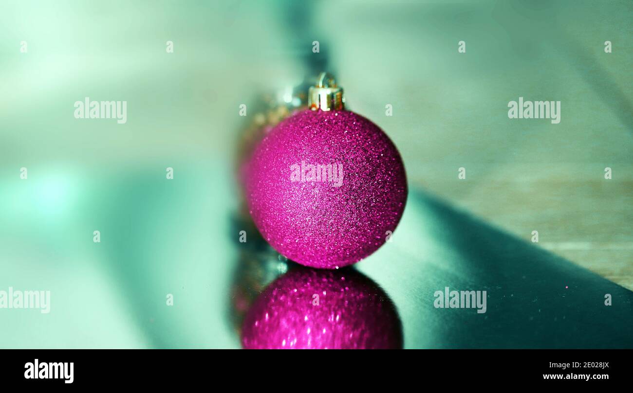 Foto fondo brillante colorido bolas de purpurina de Navidad. Ejemplo de un fondo de año Nuevo para un sitio web o banner Foto de stock