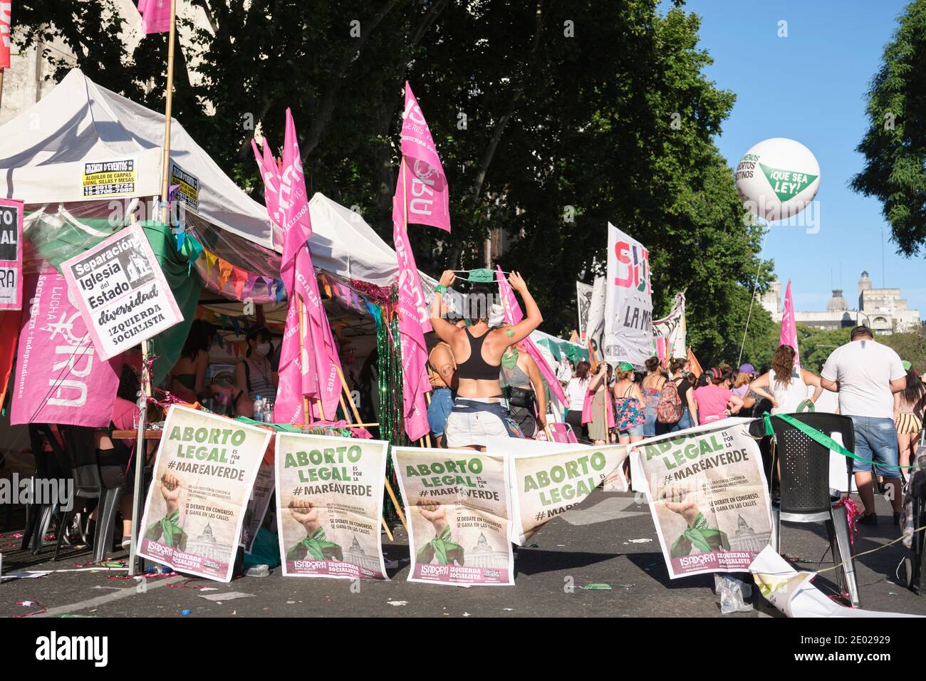 Buenos Aires, Argentina; 10 de diciembre de 2020: Movilización masiva en el Congreso Nacional en defensa de la aprobación de la ley de aborto legal, seguro y libre. Foto de stock