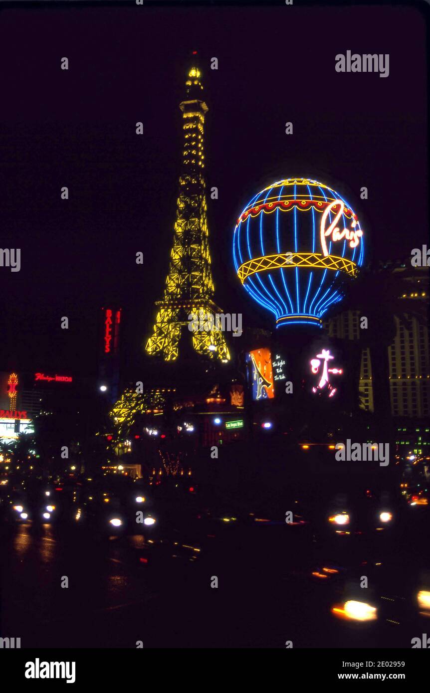 Las Vegas - 9 De Mayo De 2014: Torre Eiffel En París Hotel Y Casino En Las  Vegas.the Complejo Cuenta Con Un Hotel Con 2.915 Habitaciones Y Una Réplica  A Escala De