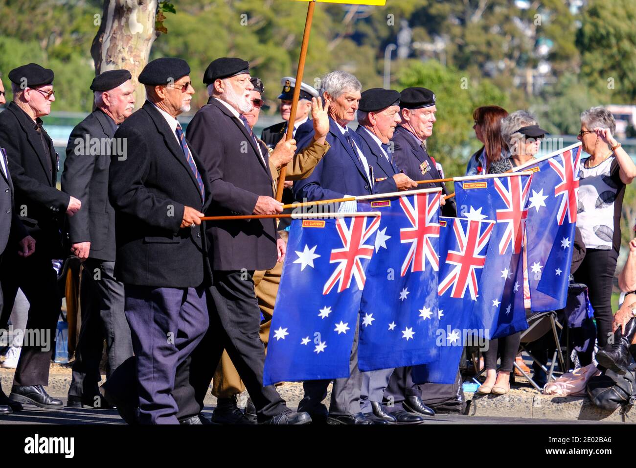 Veteranos marchando durante las conmemoraciones del día Anzac en Adelaida Australia Foto de stock