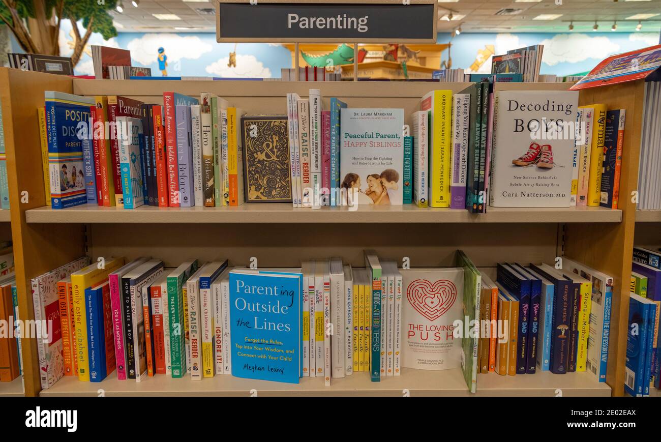 Libros de crianza en estanterías, Barnes and Noble, EE.UU Foto de stock