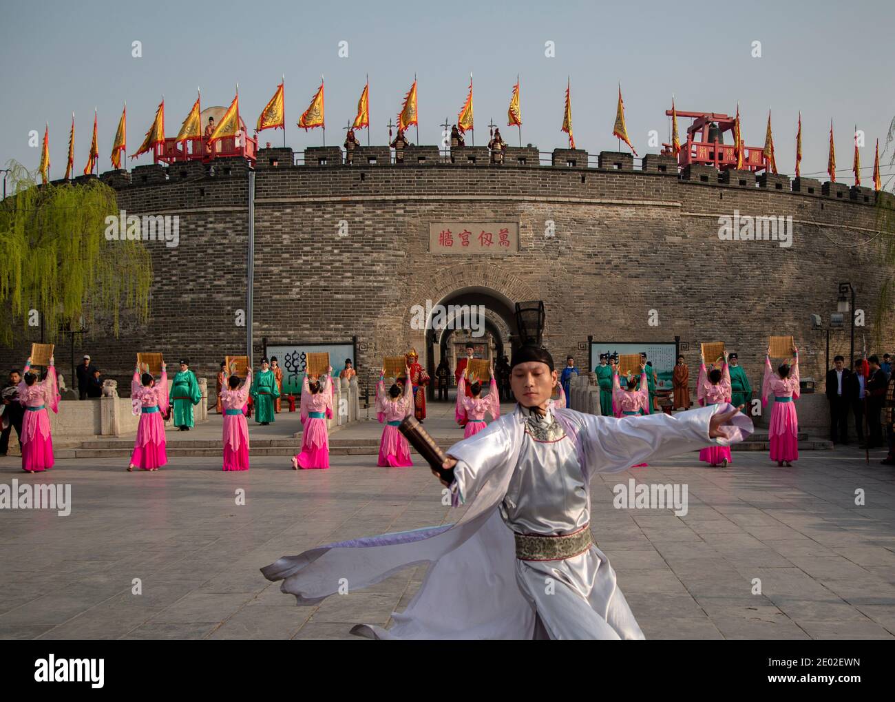 Los actores realizan las seis Artes Confucianas tradicionales, que es la base de la educación en la antigua China Foto de stock