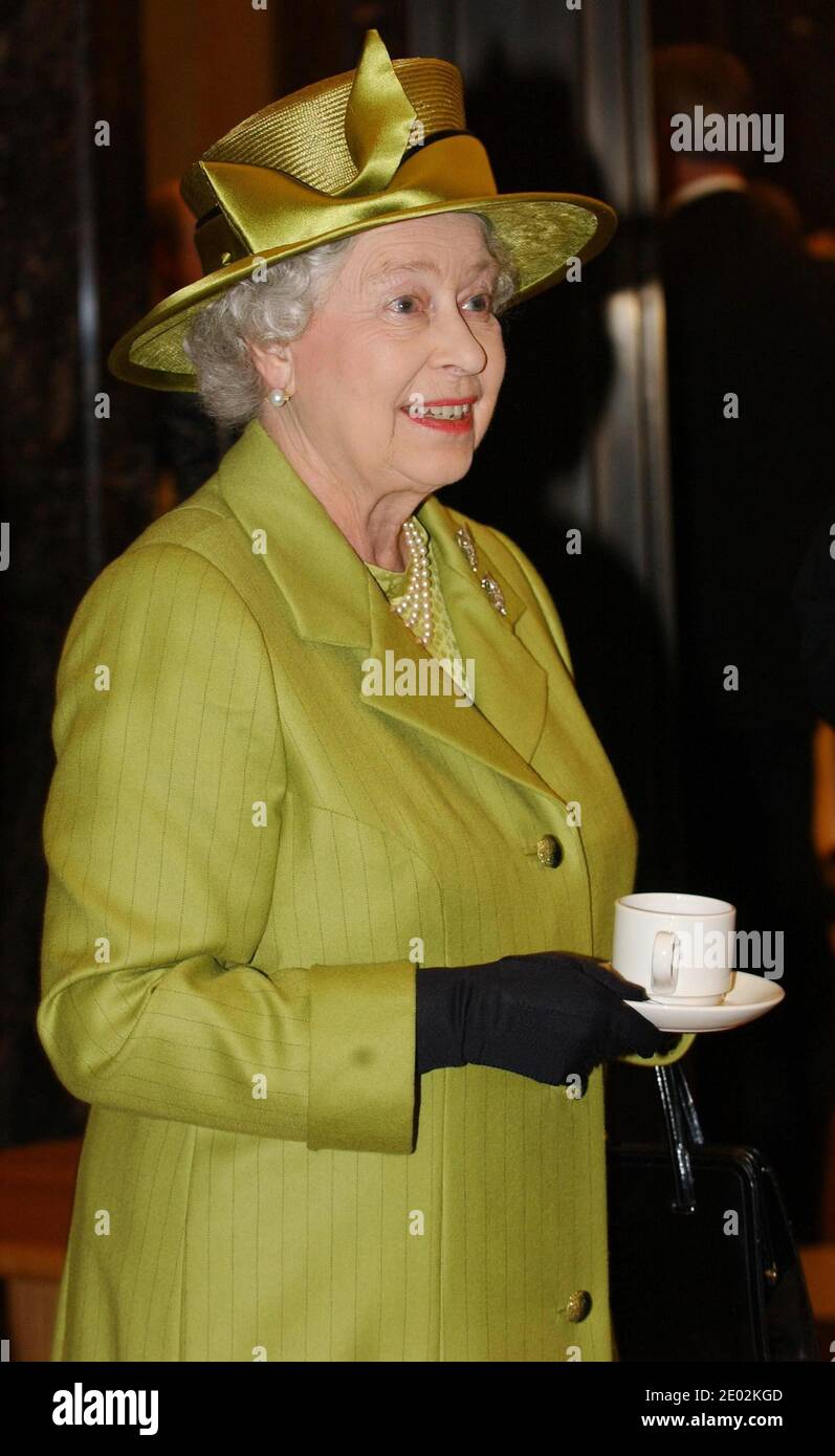 Foto de archivo fechada el 14/10/04 de la Reina Isabel II sosteniendo una taza de té. Los investigadores de la Universidad de Newcastle han descubierto que la mejora de la función cerebral en las personas mayores puede añadirse a la lista de beneficios para la salud asociados con el consumo de té. Foto de stock