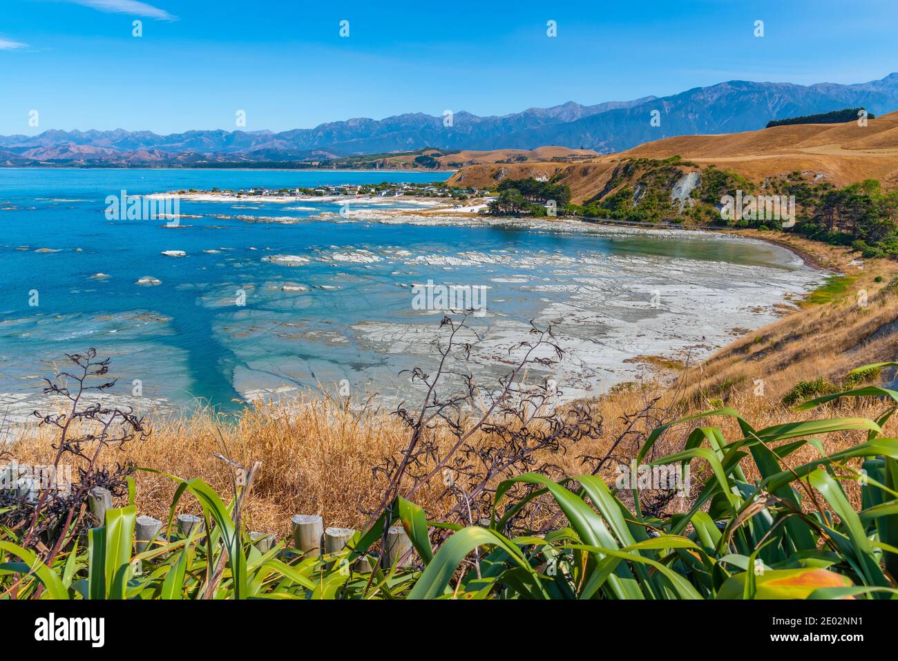 Vista aérea de un pueblo pesquero en la bahía sur en Kaikoura, Nueva Zelanda Foto de stock