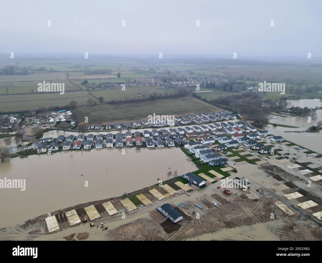Aldeas alrededor de Peterborough inundadas debido a la explosión de bancos en el Río Nene y fuertes lluvias causadas por la tormenta Bella Foto de stock