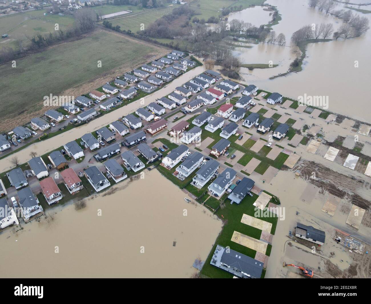 Aldeas alrededor de Peterborough inundadas debido a la explosión de bancos en el Río Nene y fuertes lluvias causadas por la tormenta Bella Foto de stock