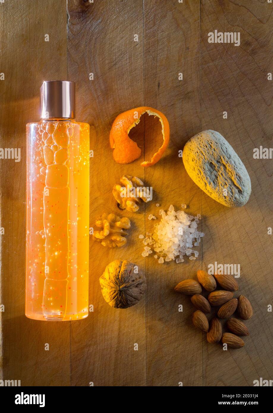 Imagen de la vida de los estudios de las alternativas de los microplásticos, con una botella de champú, nueces, conchas de nogal, cáscara de naranja, pumice, sal de roca, y almendras. Foto de stock