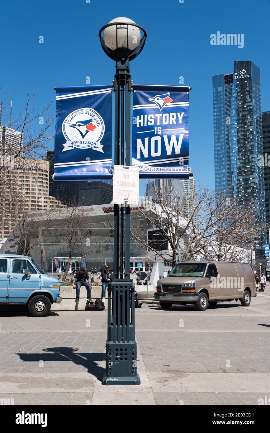 Blue Jays Baseball Team Banner en la vieja lámpara eléctrica de la ciudad, Toronto, Canadá-Abril 2016 Foto de stock