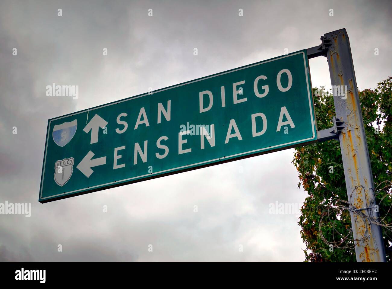 Señal de carretera verde en Tijuana México indicando rutas a San Diego