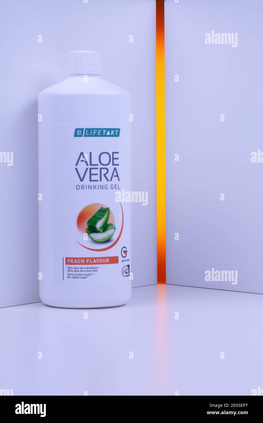 Praga Republica Checa 26 De Diciembre Botella De Plastico De Aloe Vera Gel Para Beber En La Mesa Blanca Fotografia De Stock Alamy