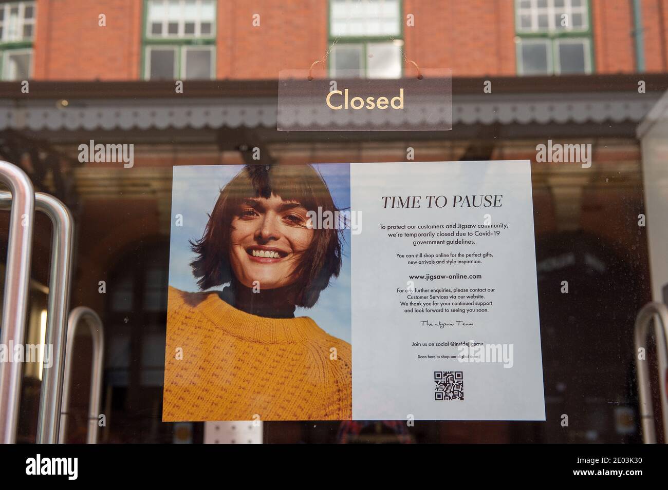 Windsor, Berkshire, Reino Unido. 6 de noviembre 2020. Una señal de cierre temporal en la ventana la tienda de de las damas Jigsaw. Windsor estaba tranquilo hoy en día