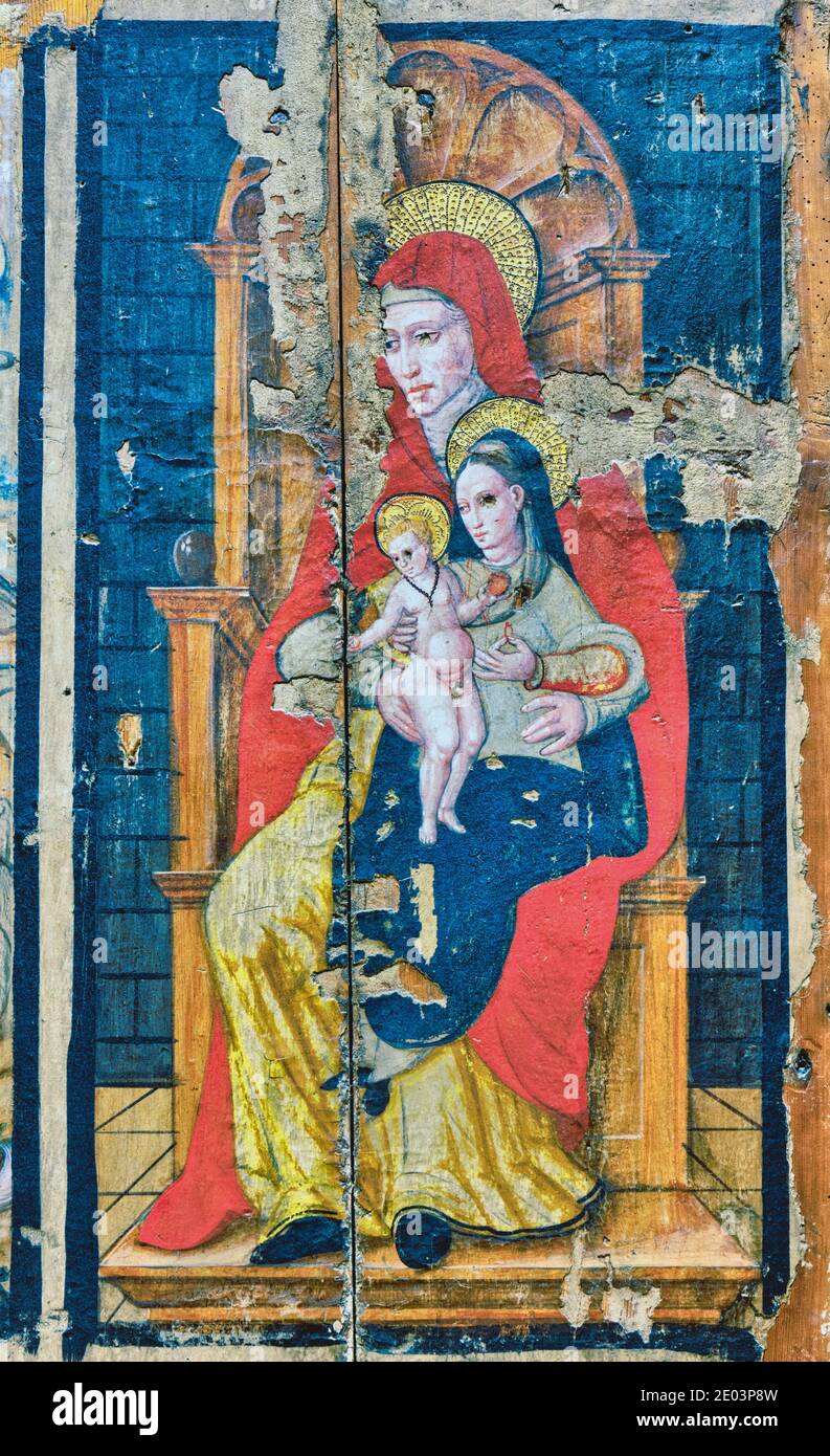 Detalle de lo que una vez fue el panel central de un retablo, mostrando a Santa Ana con su hija la Virgen María, y su nieto el niño Jesús, si Foto de stock