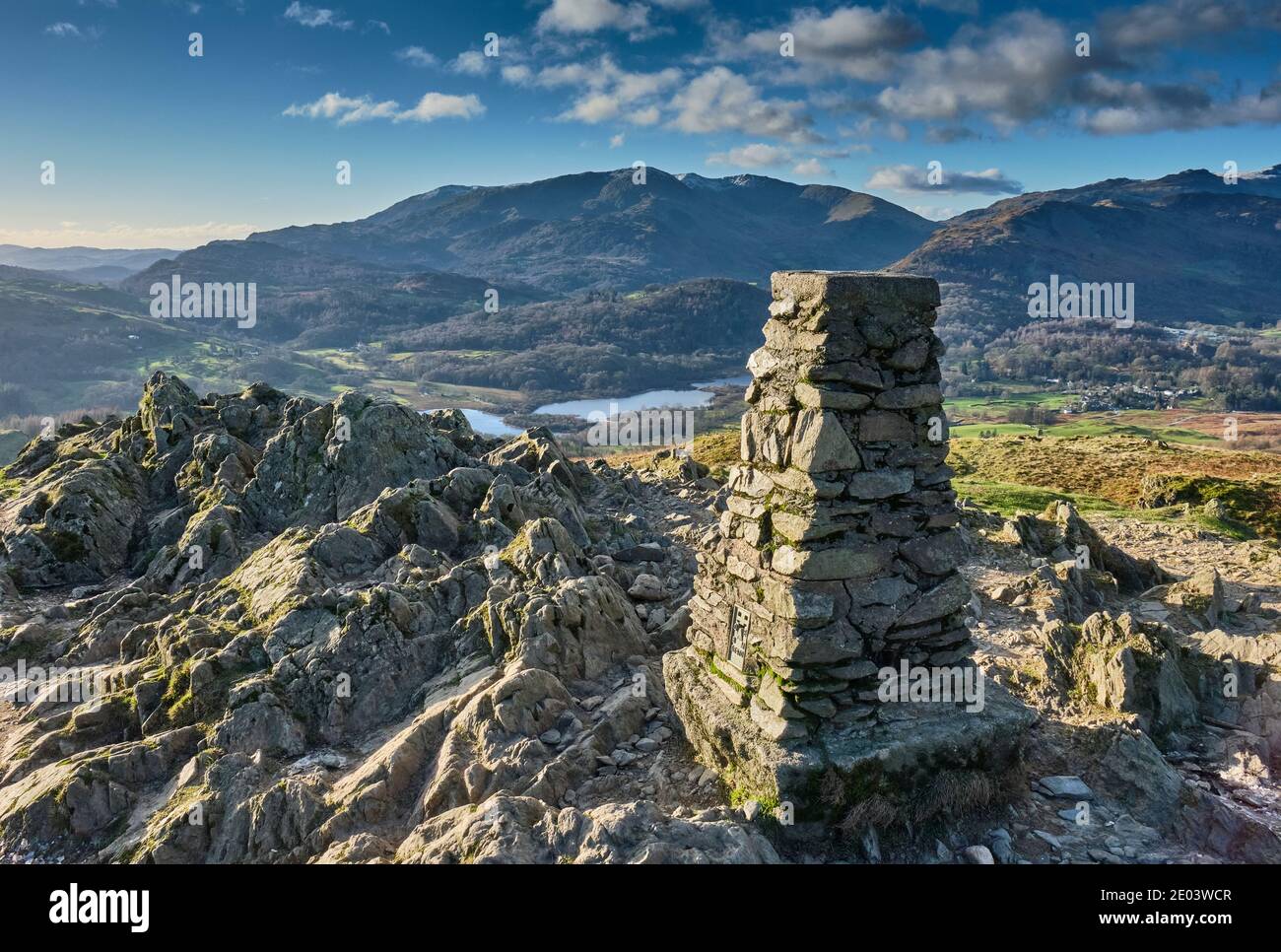 Elter Water y Wetherlam visto desde Loughrigg Fell, Grasmere, Lake District, Cumbria Foto de stock