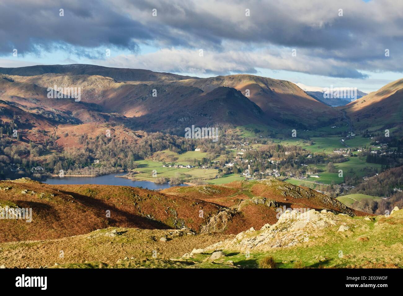 Ulfular, Steel Fell, Gibson Knott, Helm Crag, Dunmail Raise y Grasmere visto desde Loughrigg Fell, Grasmere, Lake District, Cumbria Foto de stock
