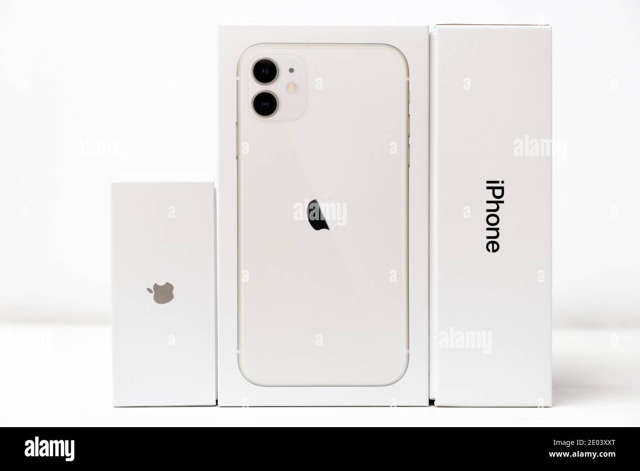 Iphone 11 blanco y cajas de airpods aisladas sobre el fondo blanco,  diciembre de 2020, San Francisco, EE.UU Fotografía de stock - Alamy