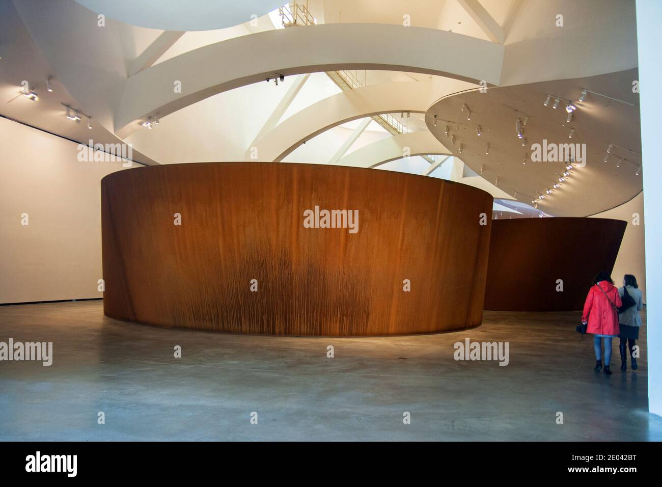La cuestión del tiempo Richard Serra de 100 m de largo instalación de acero 'Sunake'. Museo Guggenheim. Foto de stock