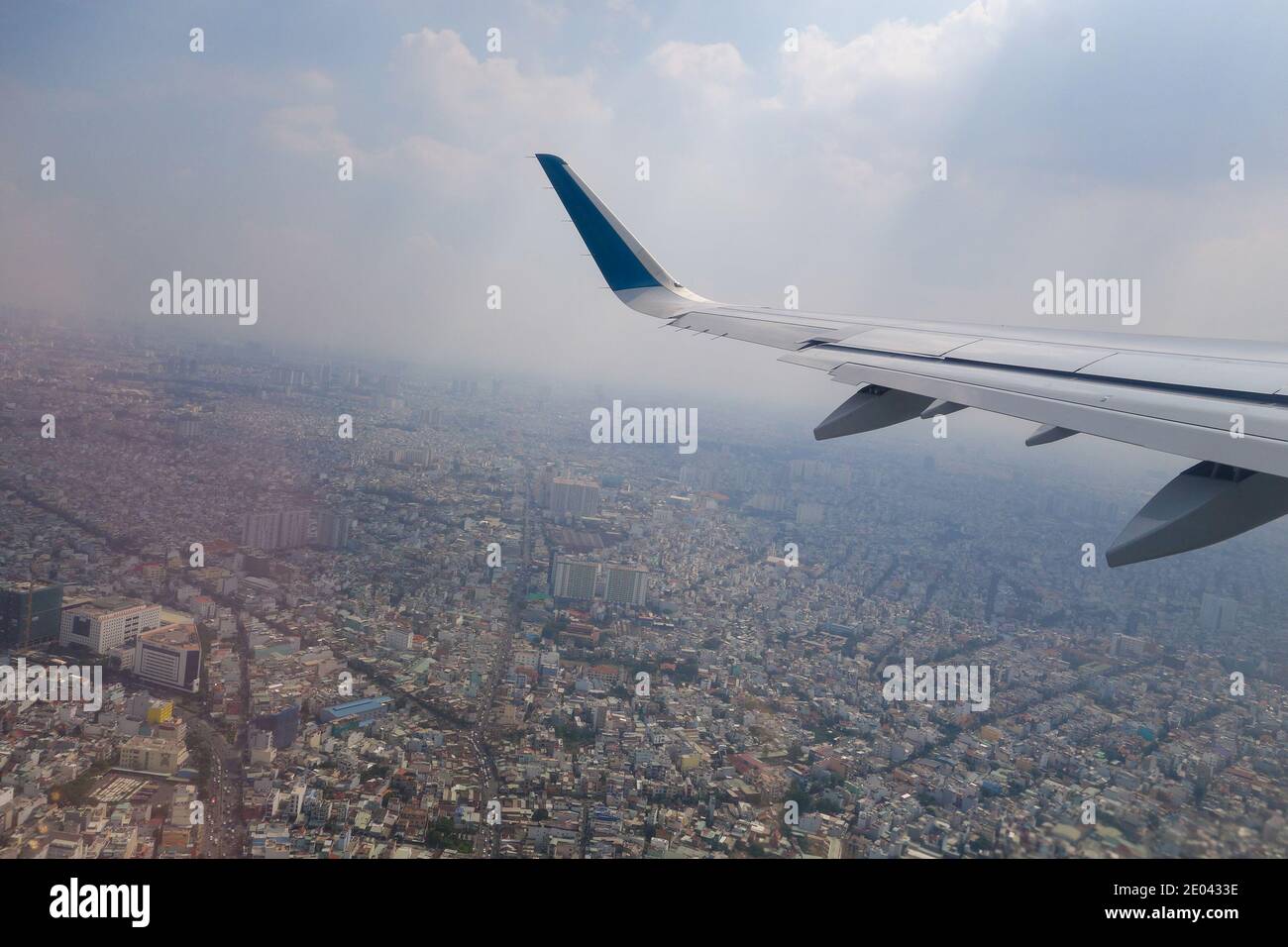 Vista desde la ventana de un avión o avión de Vietnam Airlines que sobrevuela la ciudad de Ho Chi Minh, nombre anterior, Saigón, Vietnam, Asia Foto de stock