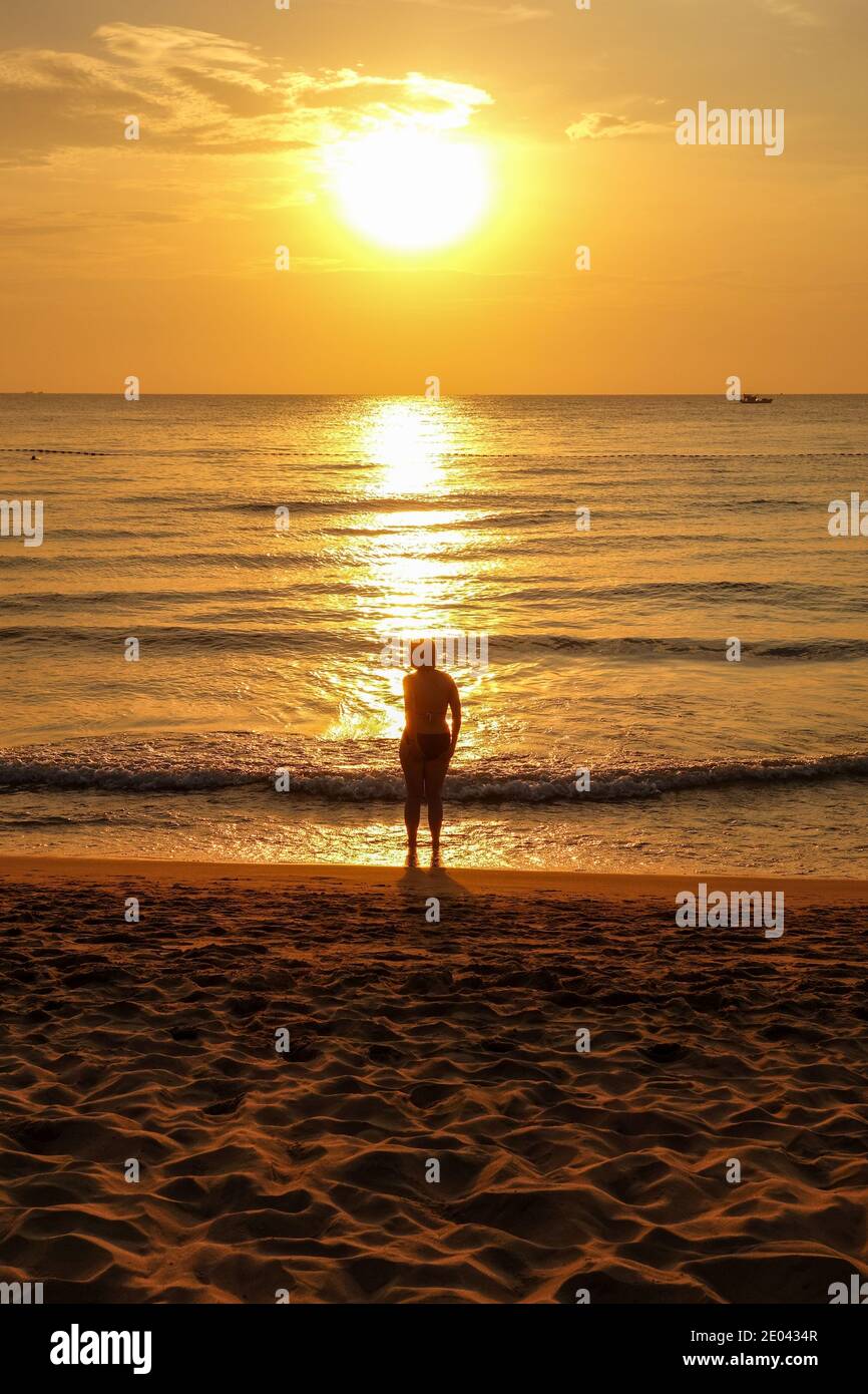 Una mujer madura en la playa al atardecer, Phu Quoc, Vietnam, Asia Foto de stock
