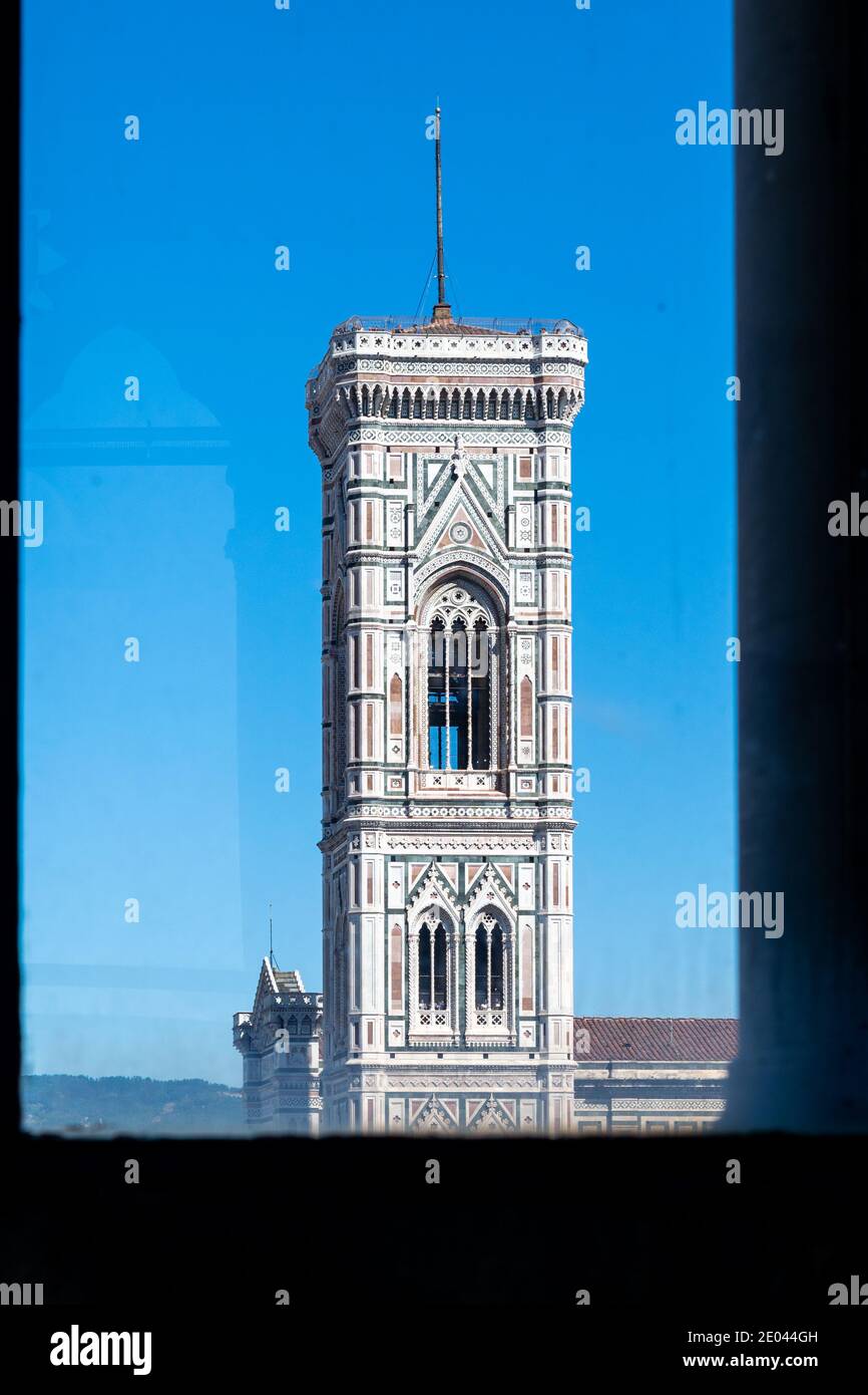 Una vista del Campanile de Giotto en Florencia a través de las ventanas del Orsanmichele, Italia Foto de stock