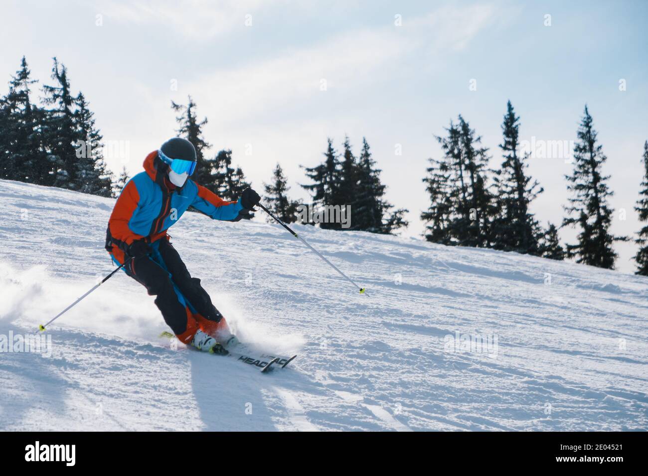 Schladming, Austria - Diciembre 2020: Esquiador usando Corona Covid-19 facemask, un concepto para esquí y vacaciones de invierno bajo el virus de la Restrictio de SARS-CoV-2 Foto de stock
