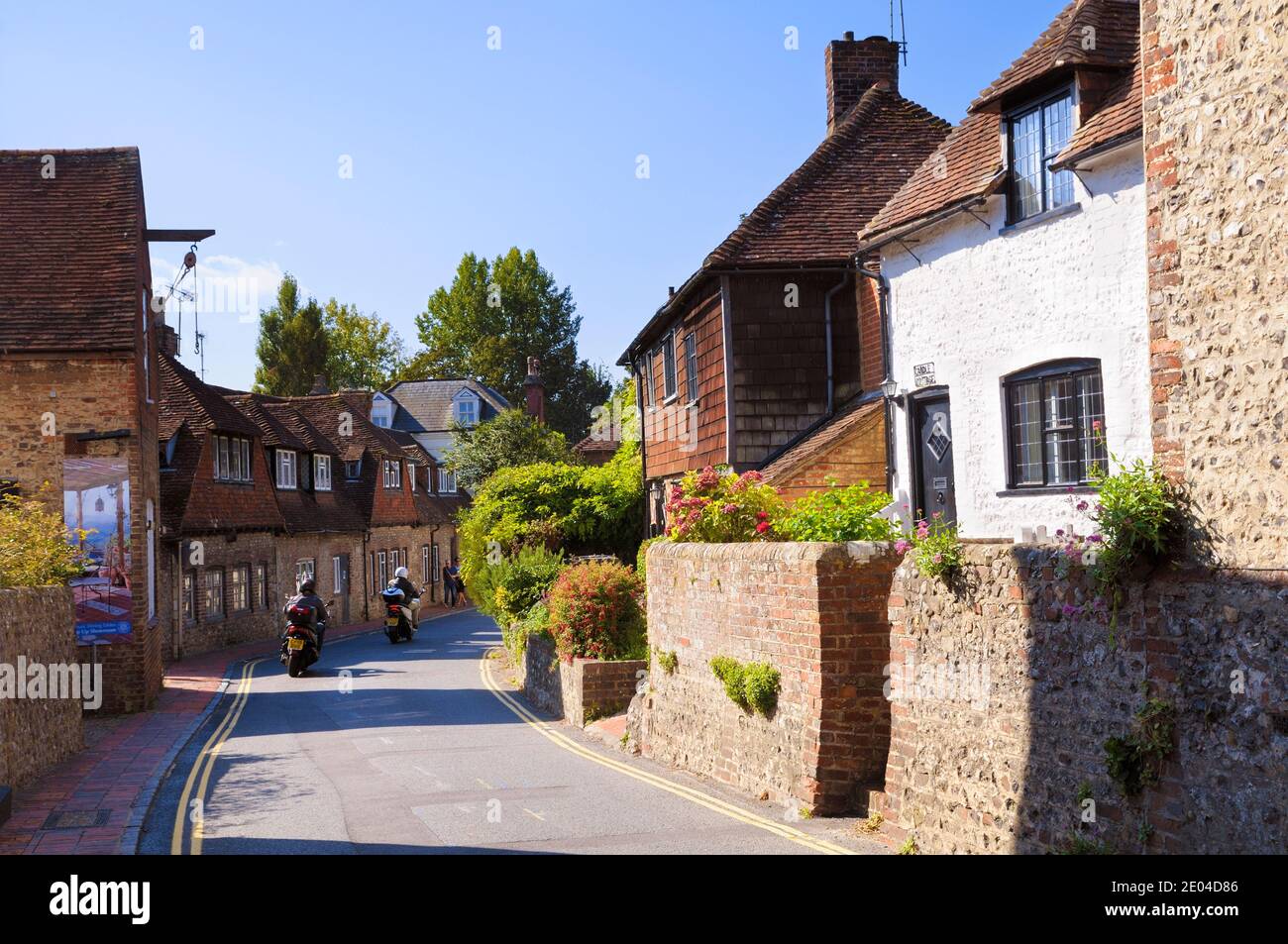 Casas de época con encanto en la calle principal en el pueblo de Alfriston, Sussex del este, Inglaterra, Reino Unido Foto de stock