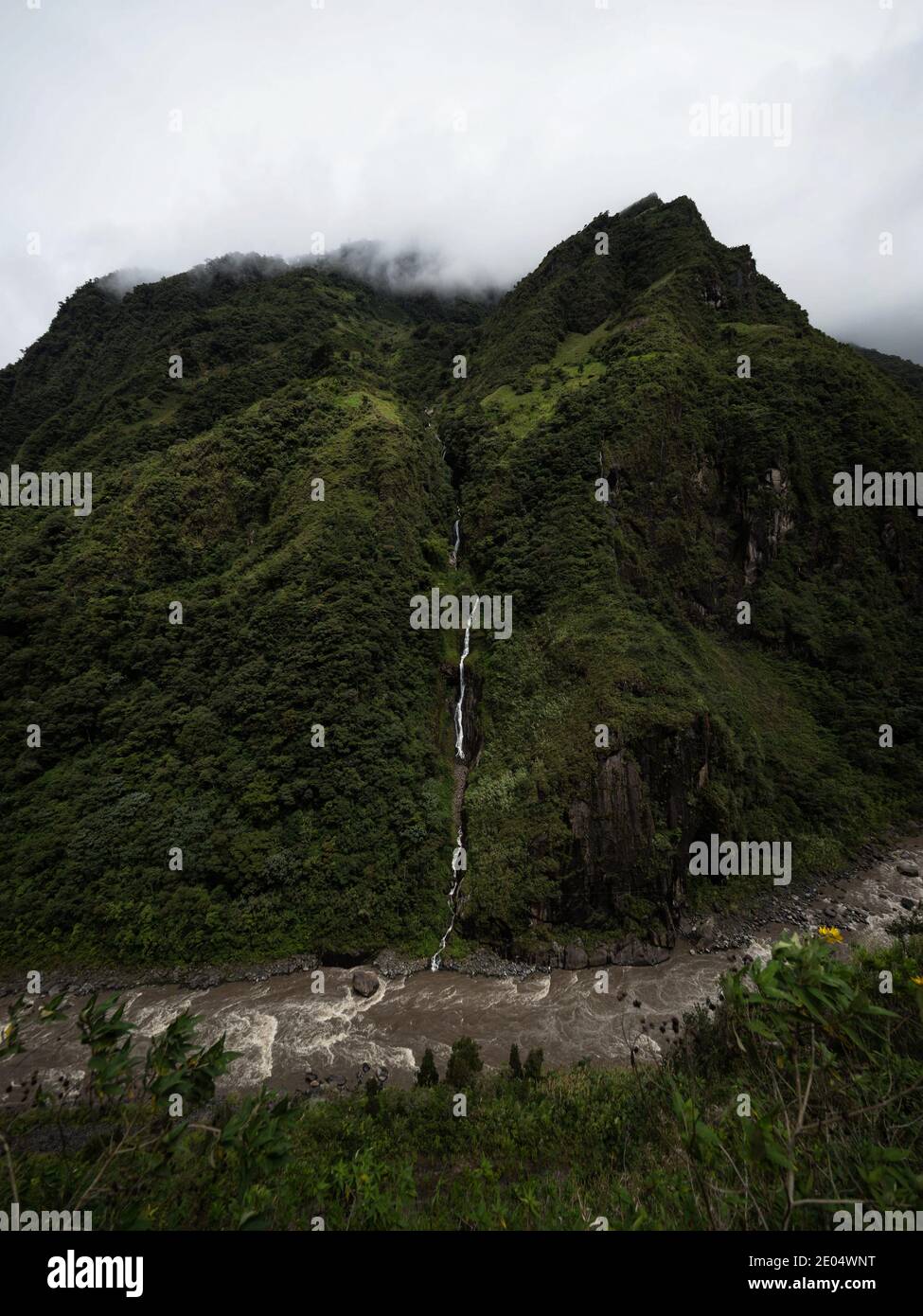 Cascada en el río Pastaza en la ruta de la cascada cerca de Banos