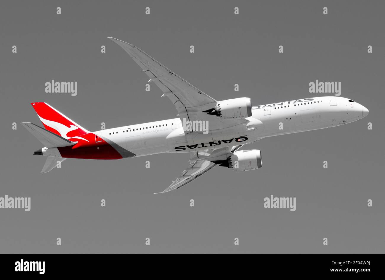 Qantas Boeing 787 Dreamliner VH-ZNC en mono con resaltado rojo Foto de stock