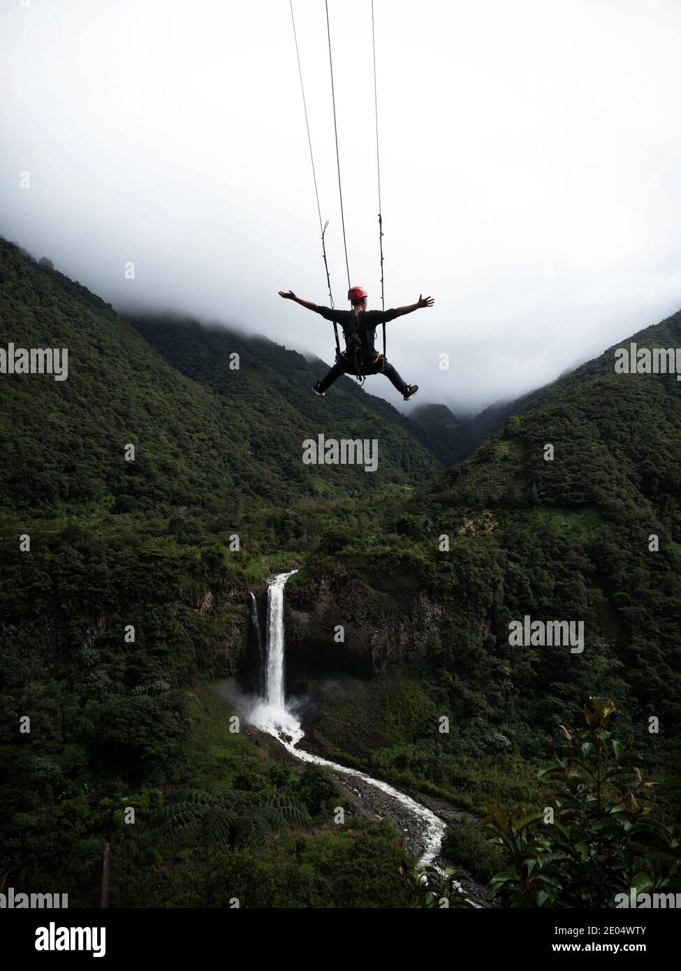 Turismo en el gigante swing aventura paseo en Manto de la Novia Bridal Veil  cascada Pastaza río Banos Tungurahua Ecuador Sur América Fotografía de  stock - Alamy