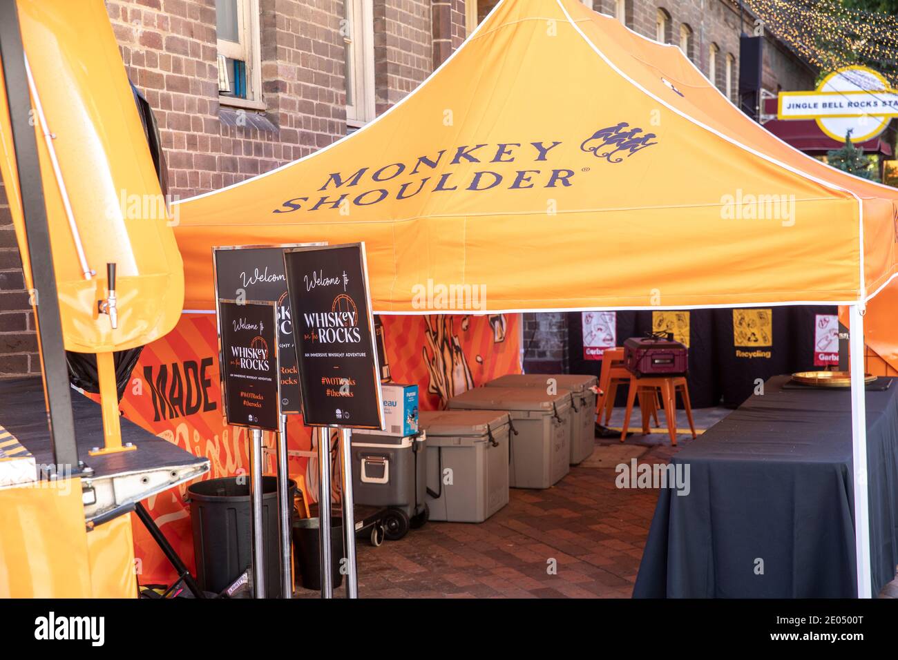 Mono hombro whisky escotía siendo promovido en una feria de whisky En la zona de rocas del centro de la ciudad de Sydney en verano, Nueva Gales del Sur, Australia Foto de stock