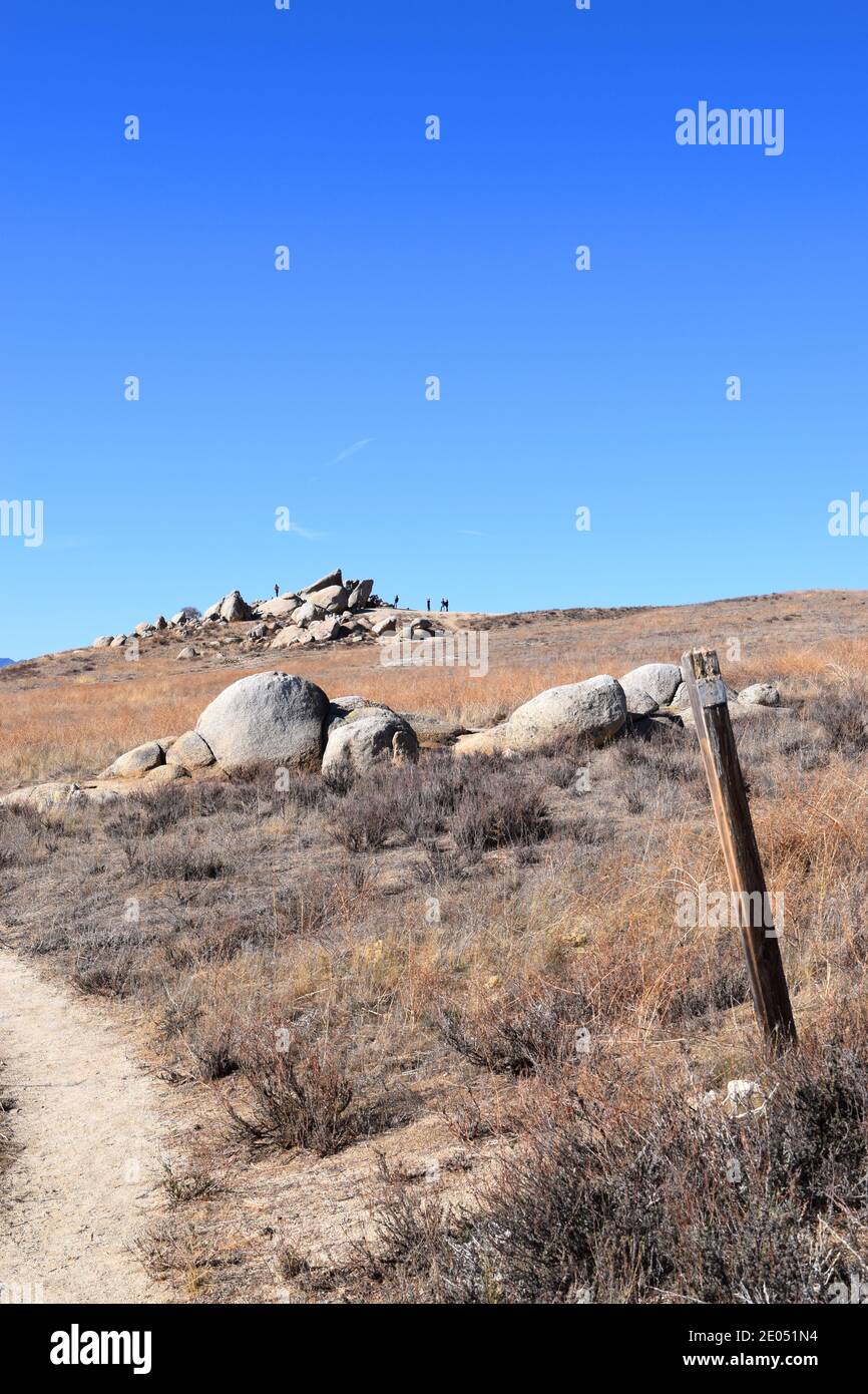 Formaciones rocosas cerca de Eagle Rock. Un poste de madera que Marca el camino de la cresta del pacífico está en el primer plano. Foto de stock
