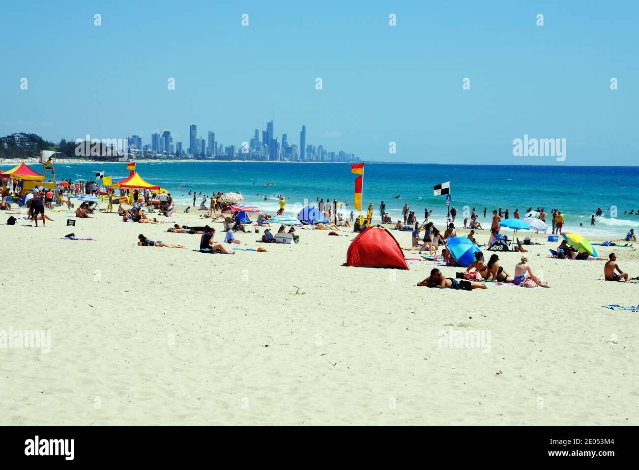Gente que disfruta de la playa en la playa de Burleigh Heads en Australia Foto de stock