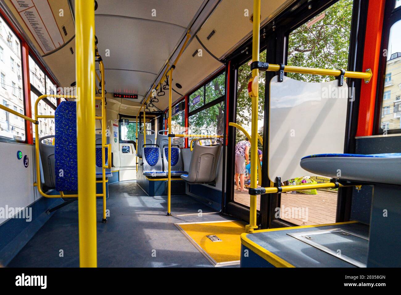 Vaciar la sala de autobuses durante la cuarentena durante una pandemia de virus Foto de stock