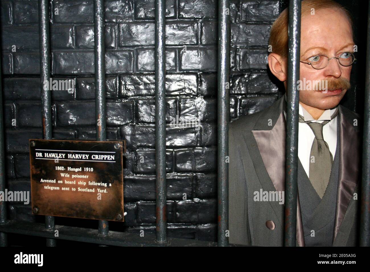Hawley Harvey Crippen el Dr. Crippen se ahorcó el famoso asesino  estadounidense 1910 se muestran detrás de las barras de la prisión en la  Cámara de los horrores Madame Tussauds Londres Fotografía