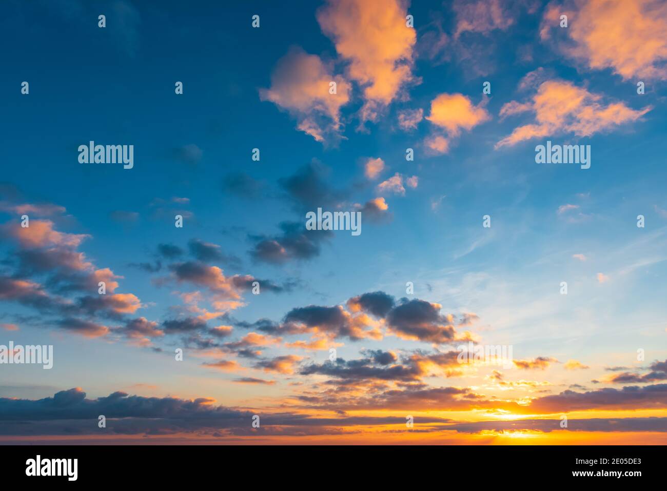 Hermoso amanecer cielo textura de fondo Foto de stock