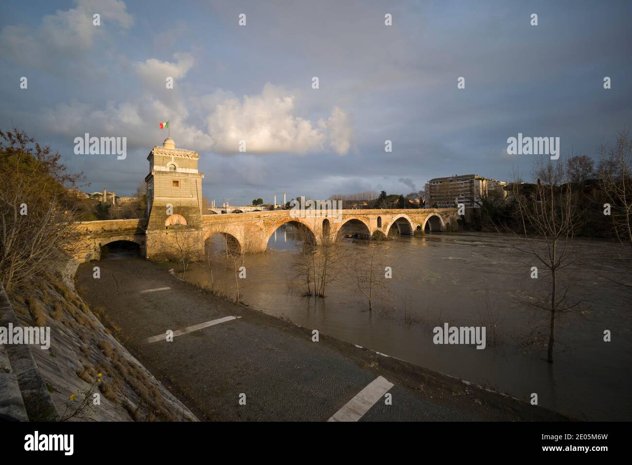 Roma. Italia. Puente de Milvian (Ponte Milvio), cruza el río Tíber (Fiume Tevere) en el norte de Roma y fue el lugar de la famosa Batalla del Milvi Foto de stock