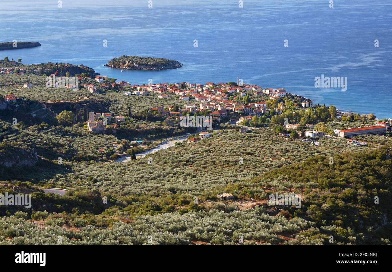 Vista hacia abajo en la ciudad costera de Kardamili in El Peloponeso del Sur de Grecia Foto de stock