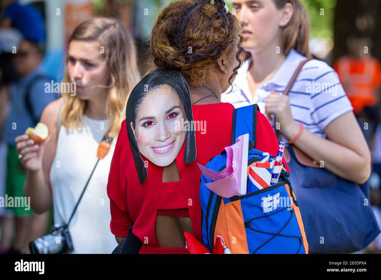 Mujer con una máscara Meghan Markle mientras observa la boda del Príncipe Harry y Meghan Markle que se celebró el 19 de mayo de 2018 en el Castillo de Windsor, Reino Unido. Foto de stock