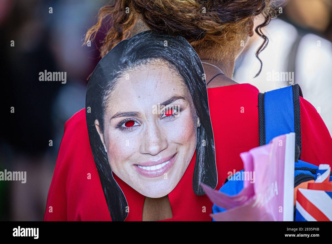 Mujer con una máscara Meghan Markle mientras observa la boda del Príncipe Harry y Meghan Markle que se celebró el 19 de mayo de 2018 en el Castillo de Windsor, Reino Unido. Foto de stock