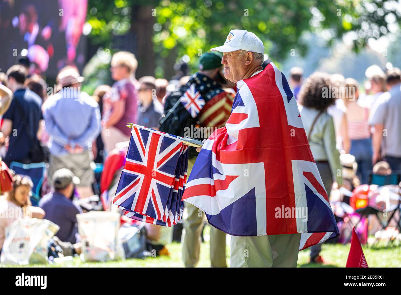Un anciano se llevó la bandera de Union Jack observando la boda del príncipe Harry y Meghan Markle que se celebró el 19 de mayo de 2018 en el Castillo de Windsor, Reino Unido. Foto de stock